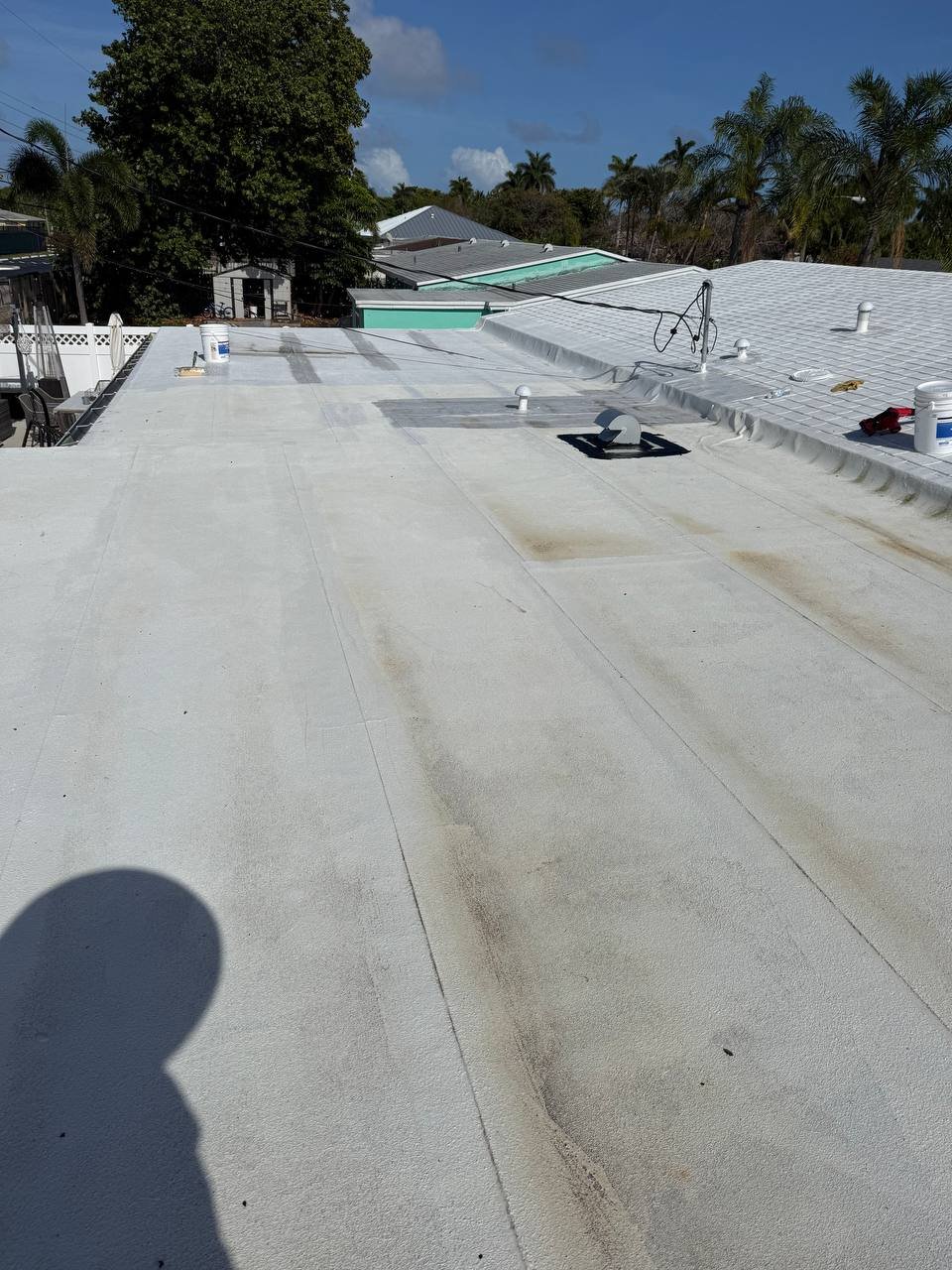Aplicación de recubrimiento protector en techo residencial