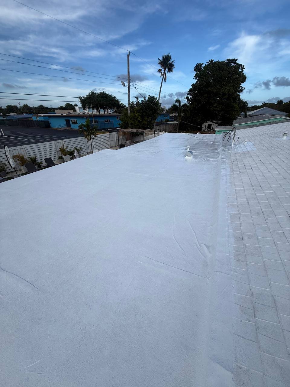Trabajo de recubrimiento en techo comercial completado