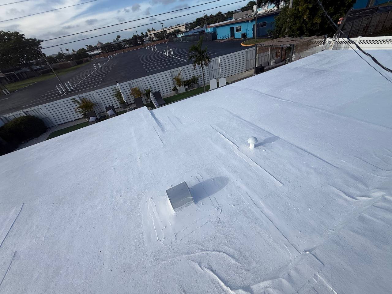 Detalle cercano de aplicación de recubrimiento en superficie exterior