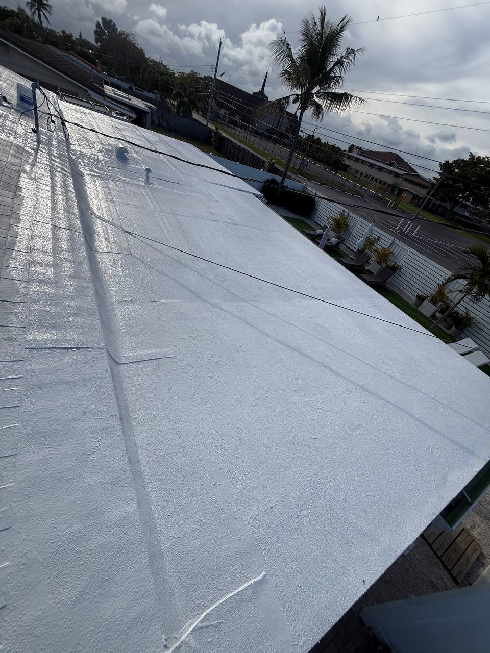 Acabado final de coating aplicado en techos de Florida